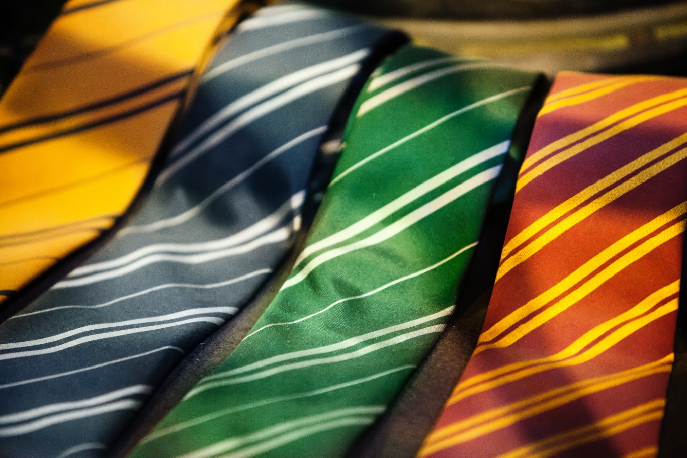 Steps to tying a necktie